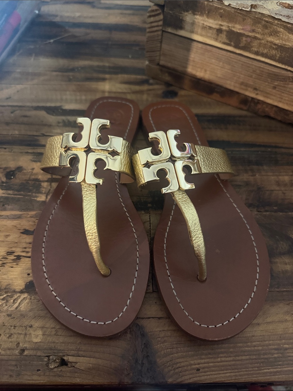 Tory Burch Gold Logo Leather Thong Sandals - Women 6 1/2M
